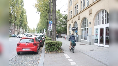 Zwischen Sendlinger Tor und Lindwurmbrücke haben Radler bisher wenig Raum. Sie sollen künftig einen Radweg dort bekommen, wo heute die Autos parken. Die Parkbucht wird dafür weiter in die Straße verlegt, wo in jeder Richtung eine Fahrspur aufgegeben wird. (Foto: job)
