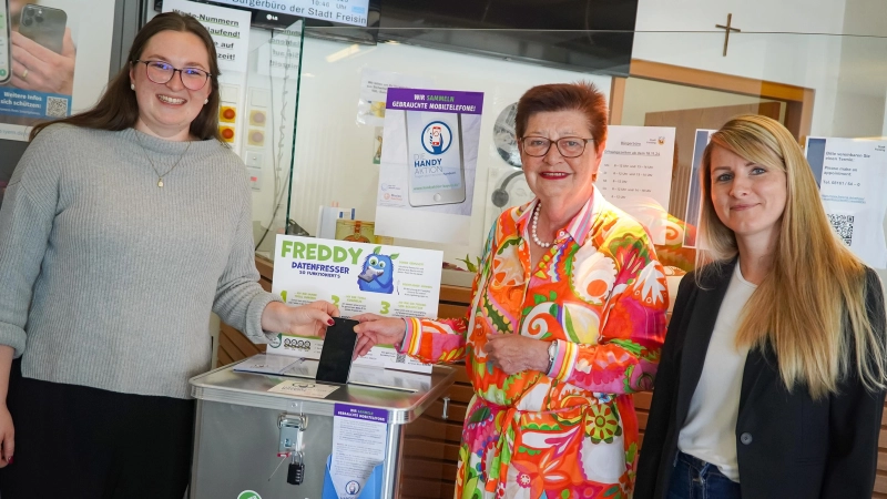 Marie Leinauer (Koordinatorin kommunale Entwicklungspolitik), Bürgermeisterin Eva Bönig und Stefanie Giesen (Leiterin Bürgerbüro). v.l. (Foto: Stadt Freising)