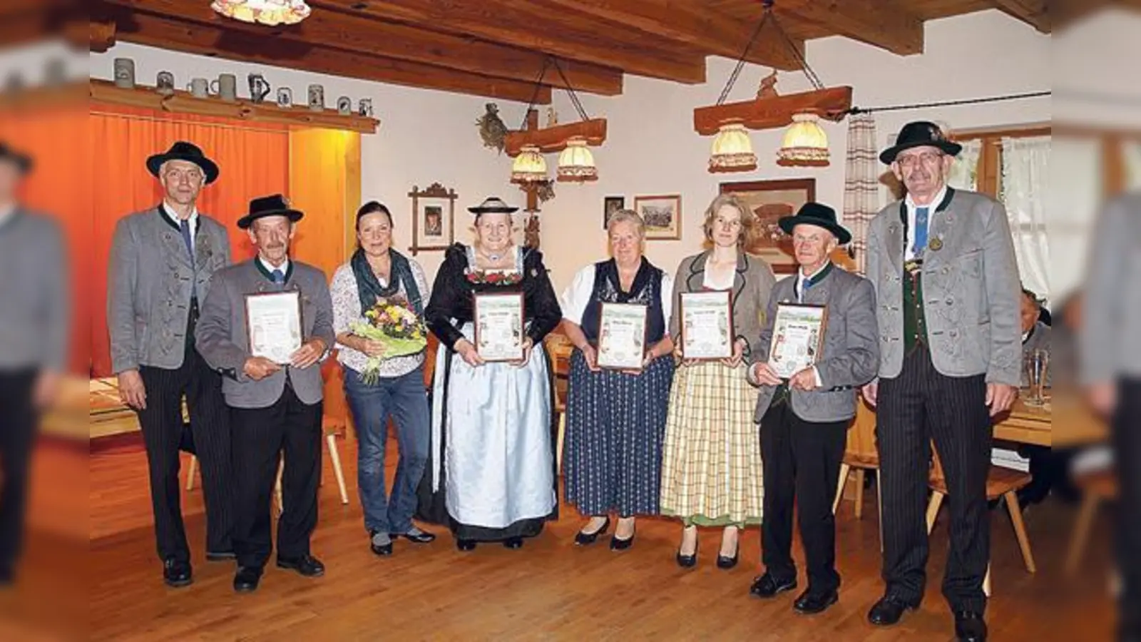 Georg Hauser, Konrad Loher, Bitsi Traub, Elsa Huber, Annemarie Wildgruber, Andrea Angerer, Toni Schulz, Franz Mayr bei der Ehrung Anfang Oktober.	 (Foto: VA)