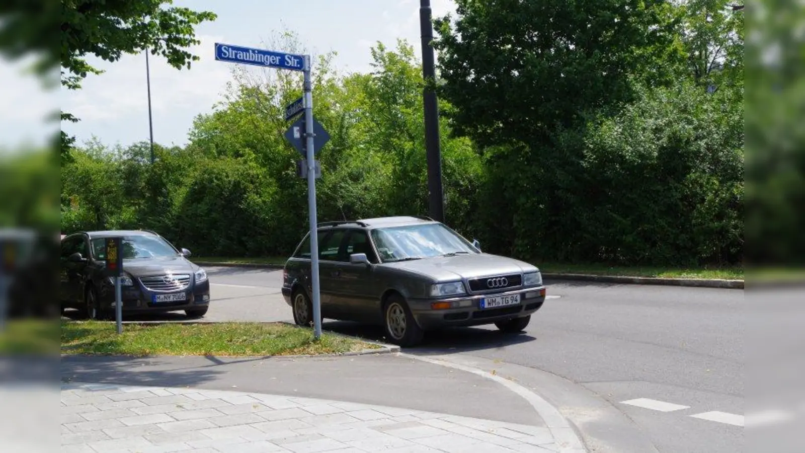 Dieser eine Parkplatz macht die Ecke Zschokkestraße/ Straubinger Straße zu einem gefährlichen Kreuzungspunkt in Laim. (Foto: kö)