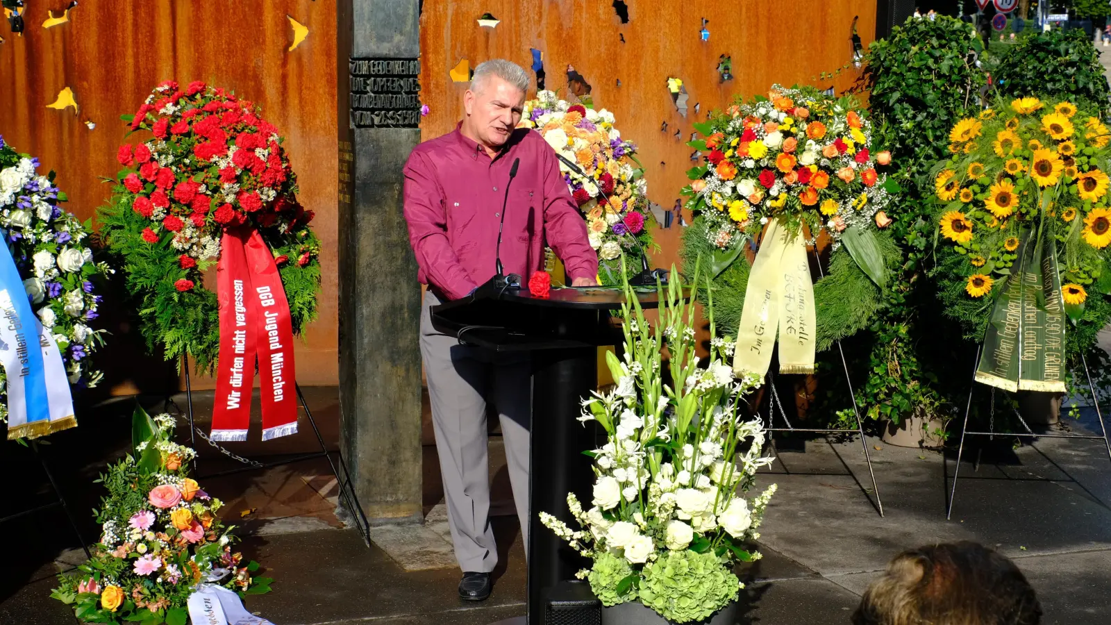 Robert Höckmayr, der beim Oktoberfestattentat vor 43 Jahren schwer verletzt wurde, mahnte bei der Gedenkfeier weitere Hilfen für die Opfer von damals an.  (Foto: Robert Bösl)