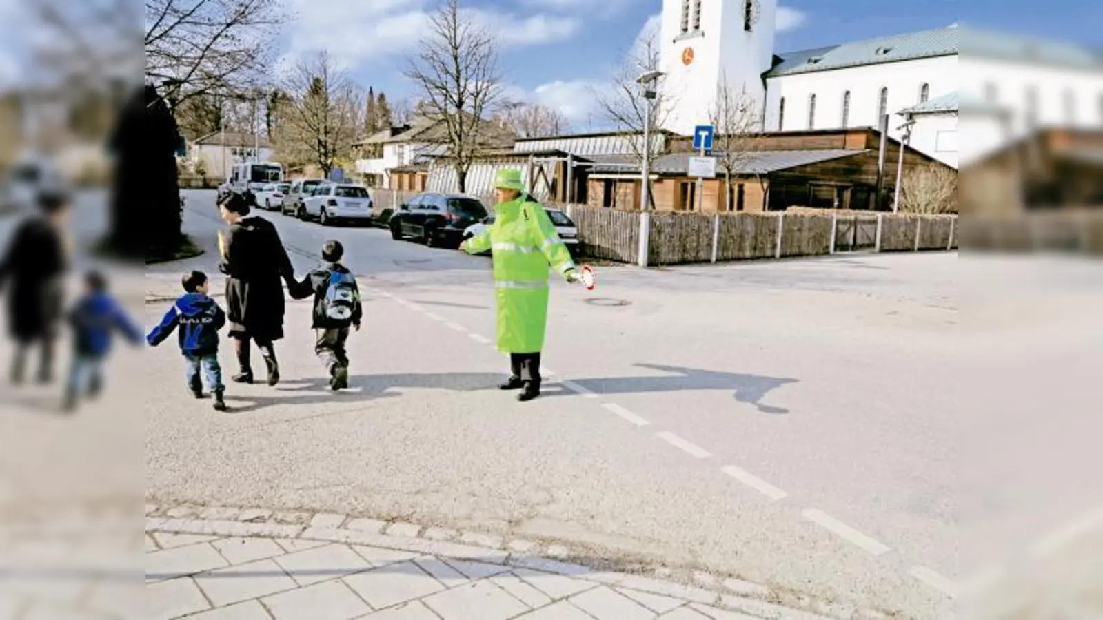 Seit über 17 Jahren sorgt Franz Müller nun schon dafür, dass die Kinder der Rotbuchenschule unbeschadet in die Schule und nach Hause kommen.	 (Foto: bus)