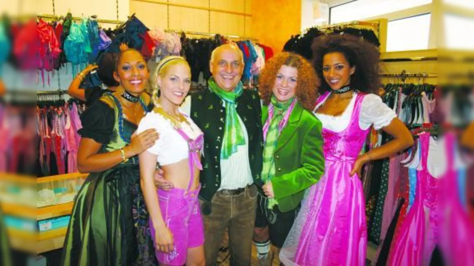 Dr. Axel Munz (M.), Geschäftsführer von Trachten Angermaier, und sein Team statteten Jessica Wahls, Sandy Mölling, Lucy Diakowska und Nadja Benaissa (v.l.) von den „No Angels” für ihren ersten Wiesn-Besuch aus. (Foto: ls)