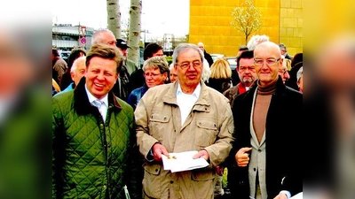 Die Stadträte (v.l.) Robert Brannekämper, Hans Podiuk (CSU) und Michael Mattar (FDP) bei der Trassenwanderung.	 (Foto: bus)