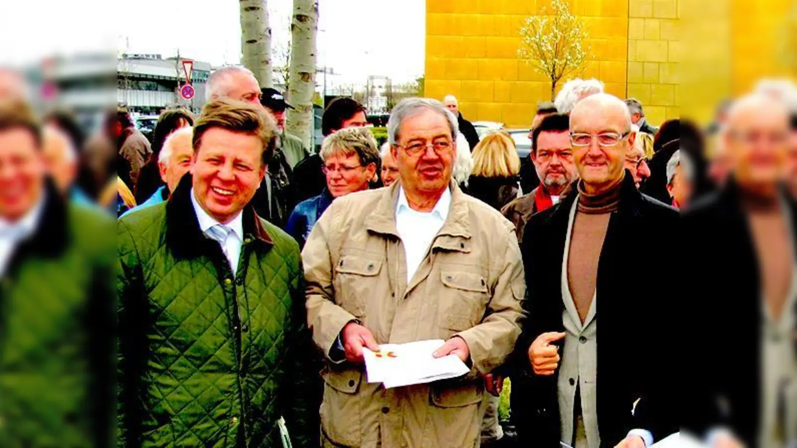 Die Stadträte (v.l.) Robert Brannekämper, Hans Podiuk (CSU) und Michael Mattar (FDP) bei der Trassenwanderung.	 (Foto: bus)