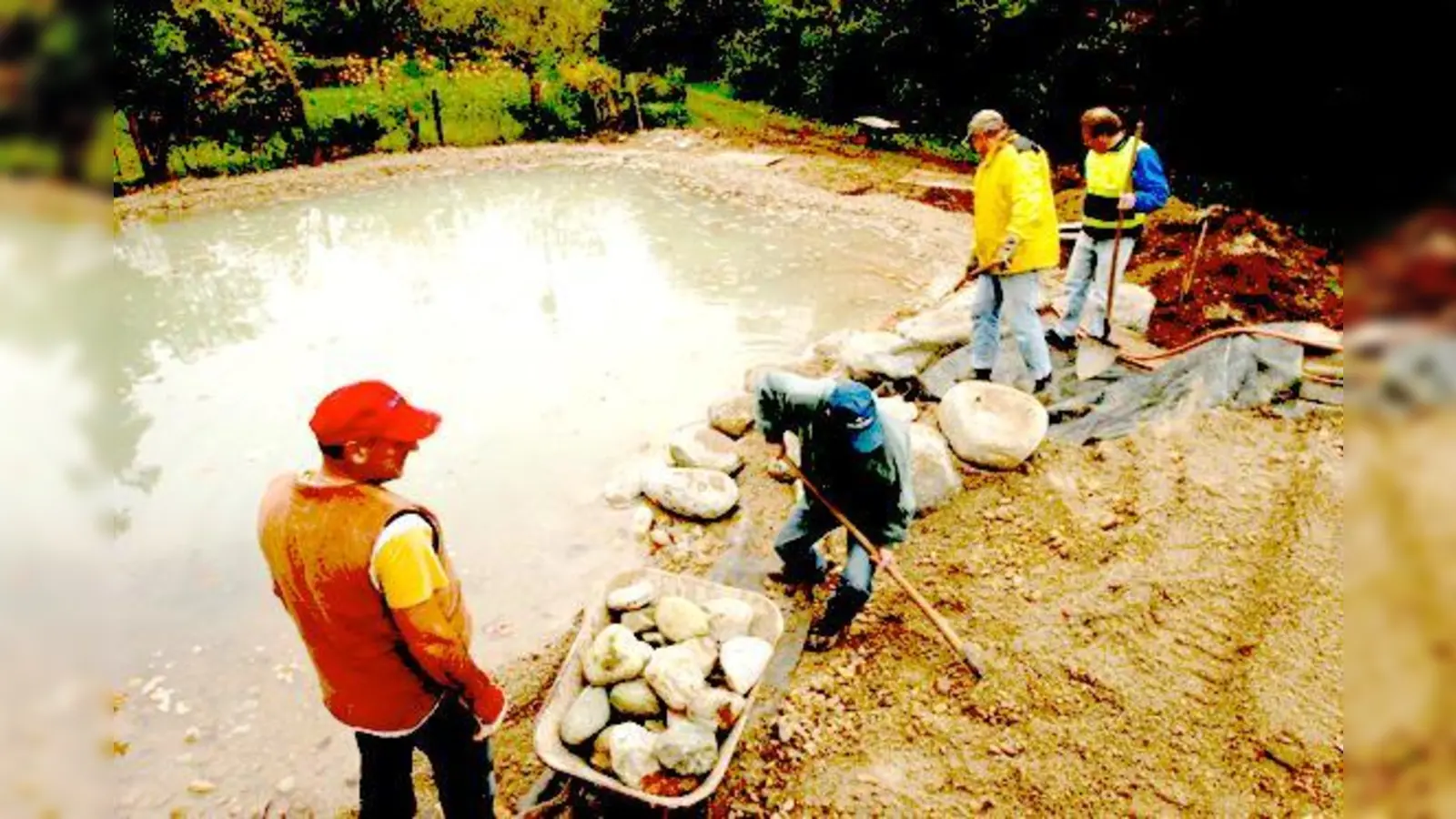 Der Gartenbauverein ist fleißig. Bis zur Jubiläumsfeier soll der neue Teich des Lehrgartens fertig sein.	 (Foto: Julia Stark)