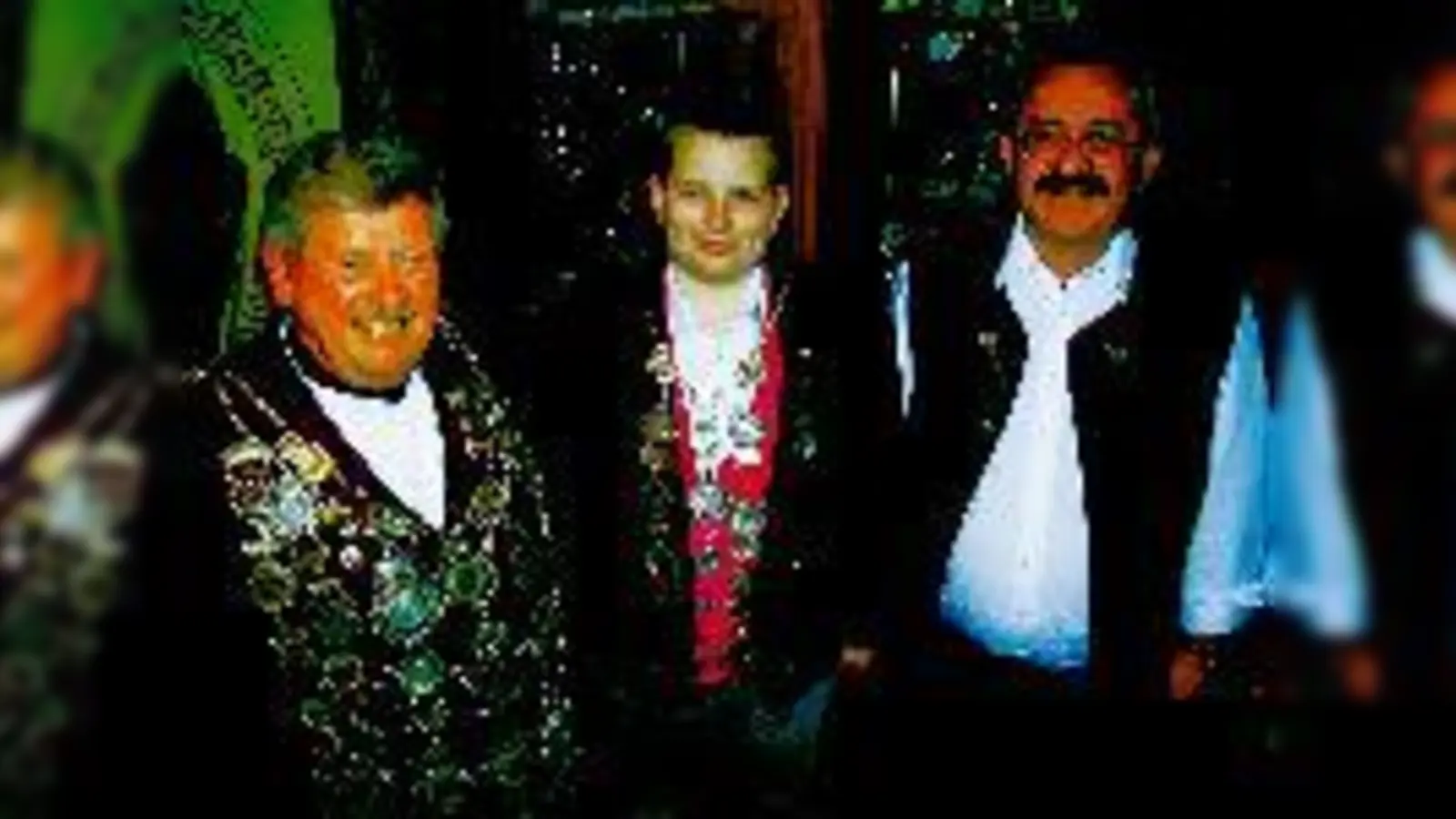 Josef Bischoff (li.) und Philipp Walther (Mitte) heißen die Schützenkönige 2002 von Eichenlaub Lohhof. Beide wurden vom ersten Schützenmeister Adalbert Mader (re.)  (ausgezeichnet.Foto: cr)