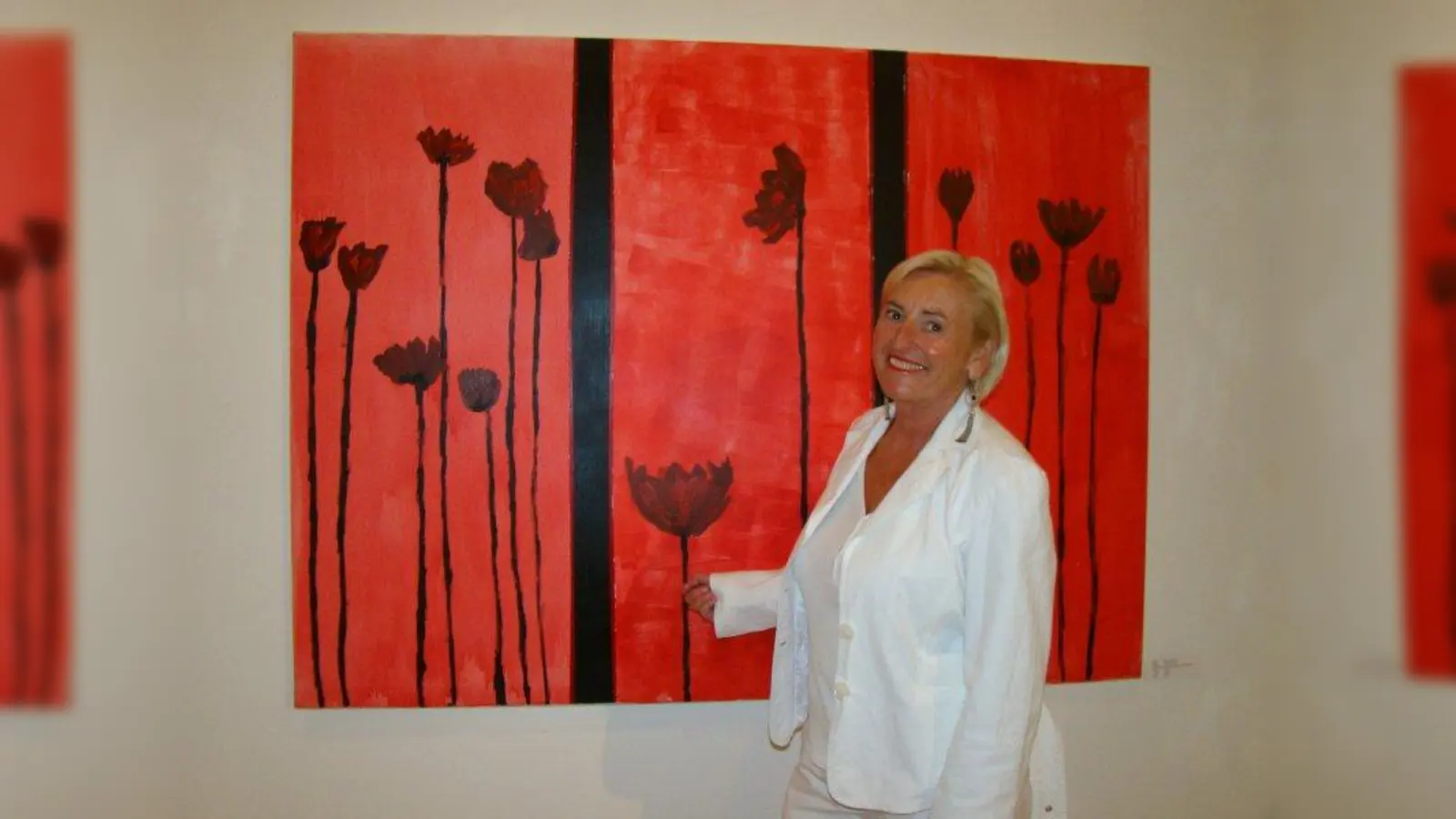 Bärbel Bothmer präsentiert ihre großformatigen Bilder. (Foto: pst)