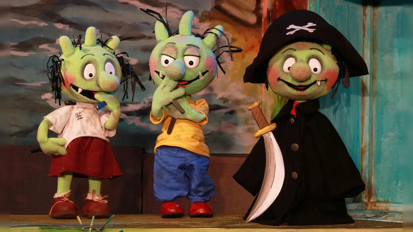 ”Die Olchis und der schwarze Pirat“ von Erhard Dietl lassen sich in München blicken. (Foto: Kammerpupenspiele)