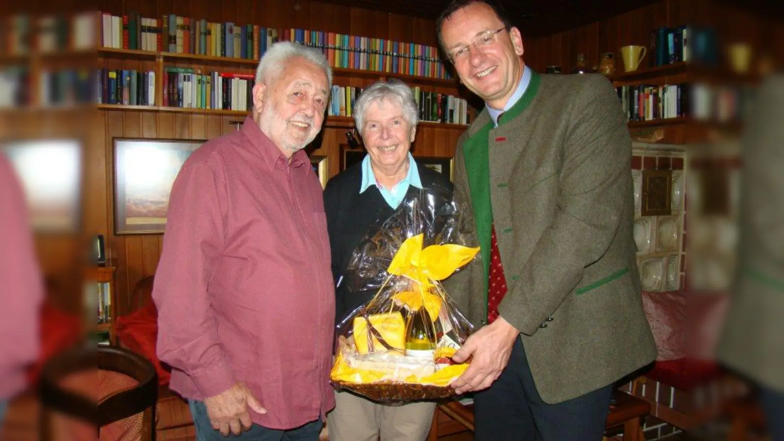 Einen Geschenkekorb überreichte Oberbürgermeister Andreas Haas an das Ehepaar Irmgard und Volkmar Zimmer. (Foto: pst)