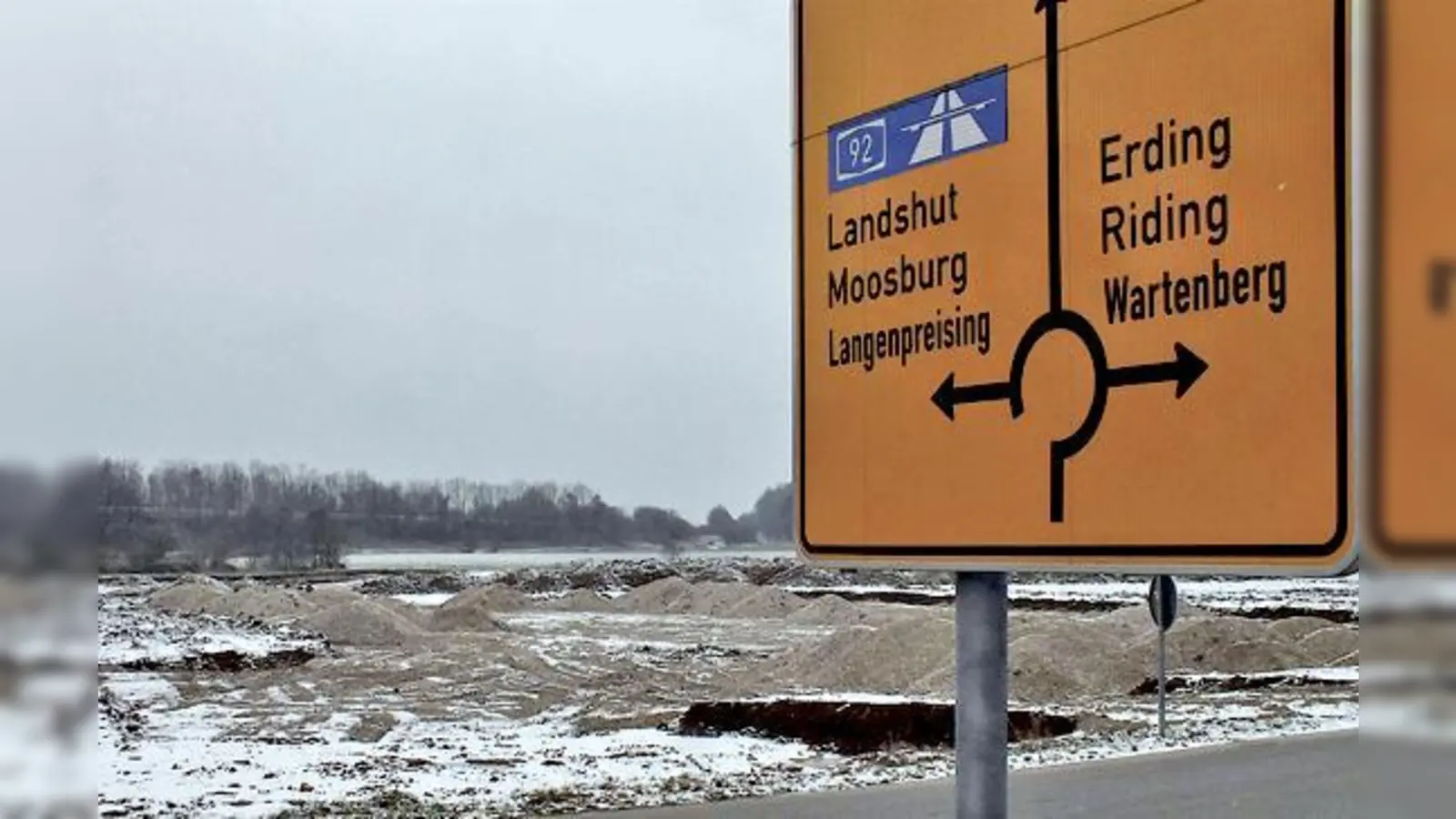 Der Bau des geplanten Supermarkts kurz vor Wartenberg wurde vorerst gestoppt. 	 (Foto: sy)