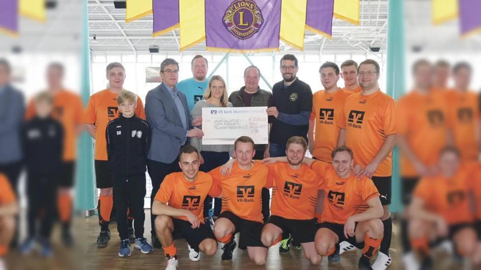 Anton Lautenbacher (3.v.l., VR Bank), Franz Hauser (4.v.l., VR Bank), Uta Stetter (5.v.l., MS Haar), Markus Fauth (6.v.l., MS Haar), Dr. Harald Leonpacher (7.v.l., Lions Club Mü.-Keferloh) und die Mannschaftsmitglieder der VR-Bank Mü.  (Foto: Guido Breuer)