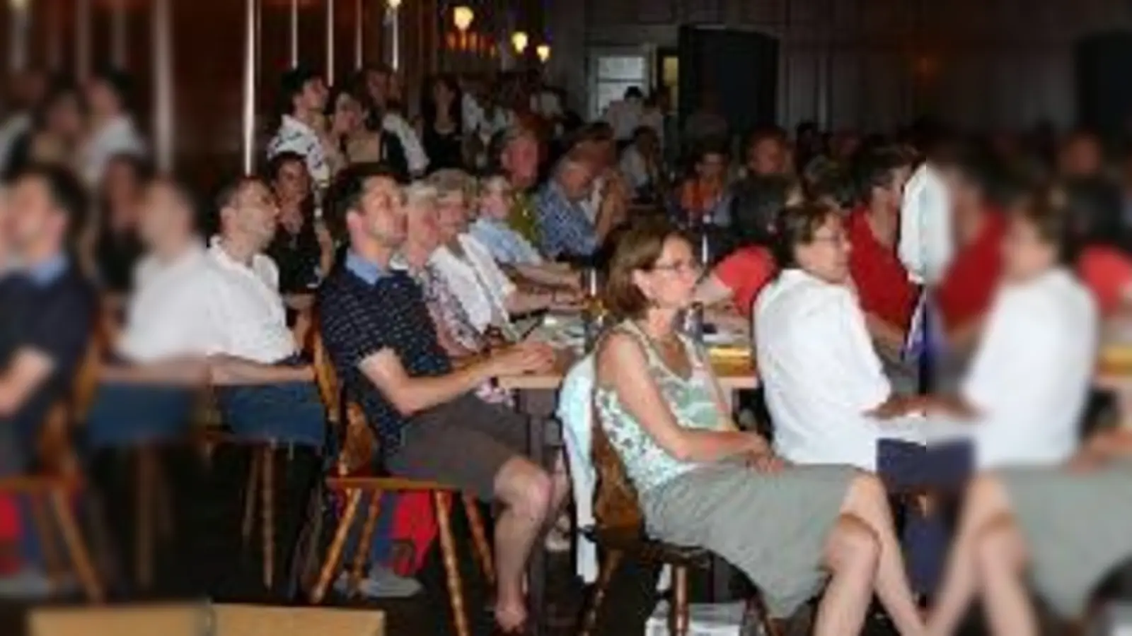 Einer spricht und 300 Leute hören zu: Bei der Bürgerversammlung prallten Welten aufeinander, als Albert Scheller von der DB über die zweite S-Bahn-Stammstrecke referierte.	  (Foto: ak)