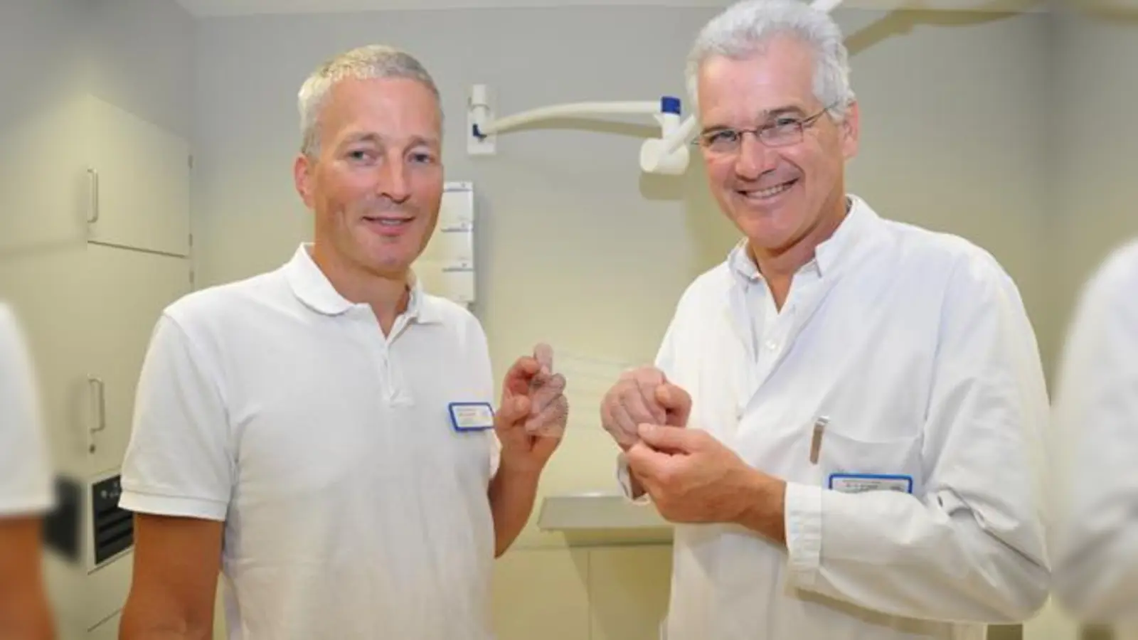 Dr. Stefan Herold und Dr. Peter Kreissl (von links) zeigen ein Kunststoffnetz, das bei Bauchwandbrüchen eingesetzt wird.  (Foto: kk/sf)