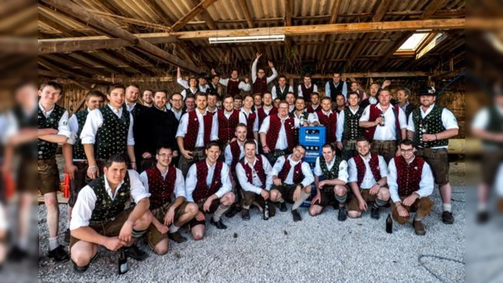 Vergangene Woche klauten die Ismaninger Burschen den Johanneskirchner Maibaum. Sonntags brachten sie das Stangerl wohlbehalten zurück  natürlich nur mit einer ordentlichen Auslöse in Form von jeder Menge Bier und einer deftigen Brotzeit.  (Foto: Maibaum Joki)