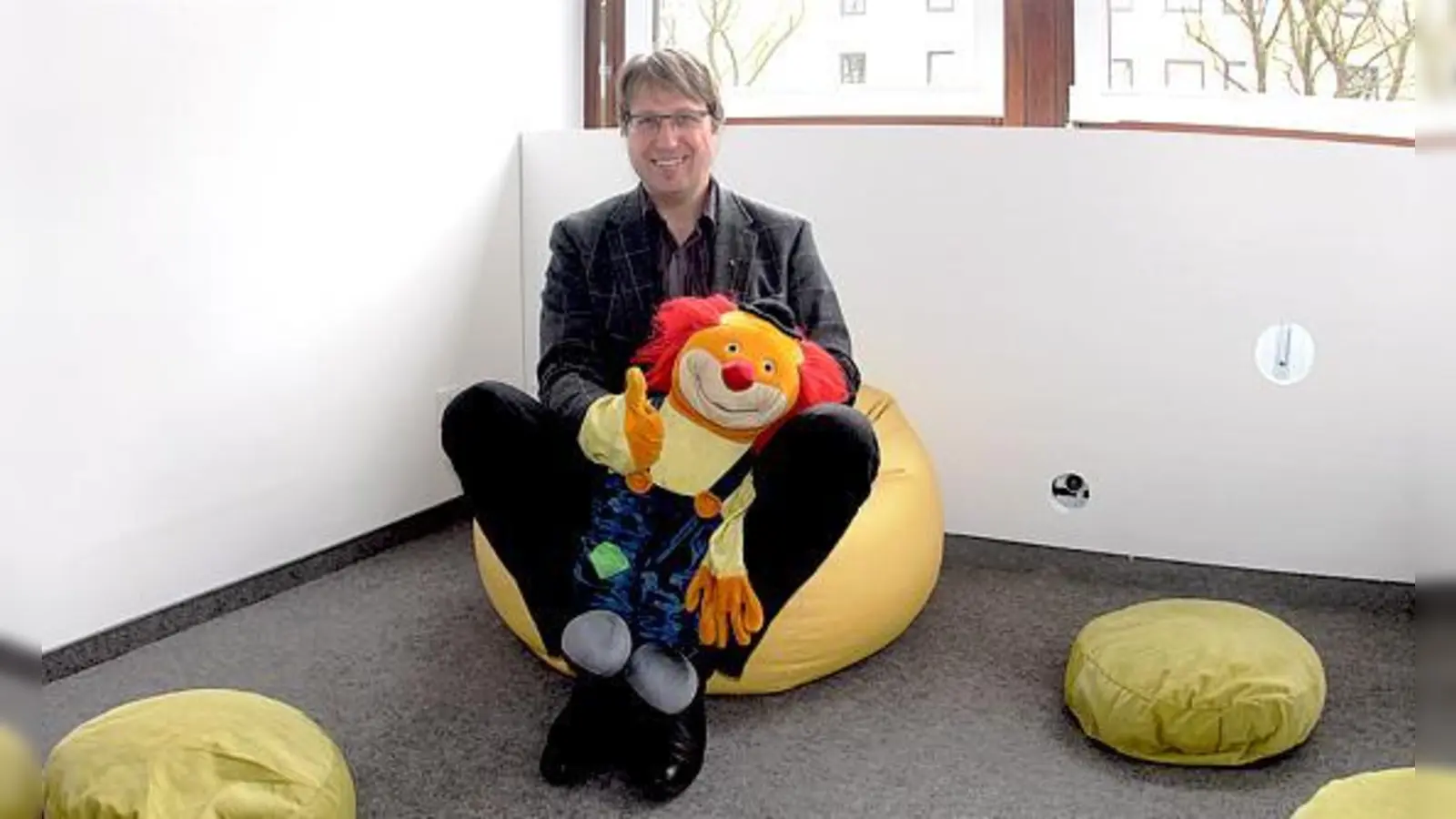 Diakon Tobias Rilling leitet das Lacrima-Angebot auch an der neuen Adresse in Giesing. Ihm und der treuen Handpuppe Rudi als wichtigem Gesprächsmittler gefällt es an der neuen Wirkungsstätte offenbar bestens. 	 (Foto: HH)