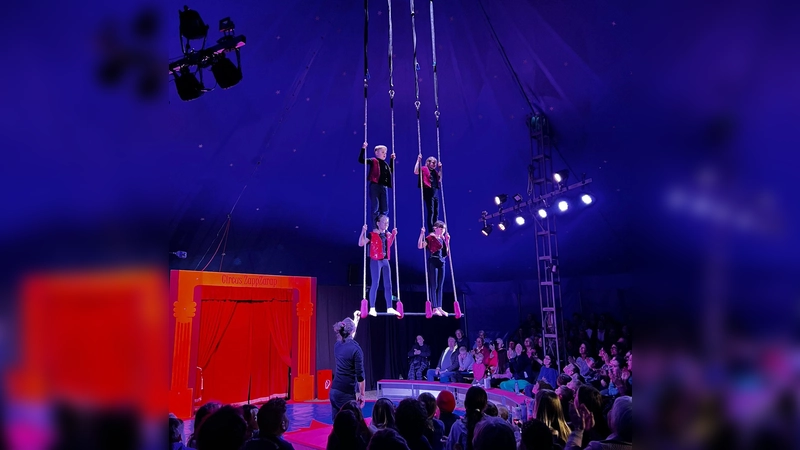 Als Akrobaten brachten die Grundschüler ihr Publikum zum Staunen. (Foto: Förderverein Grundschule Alling)