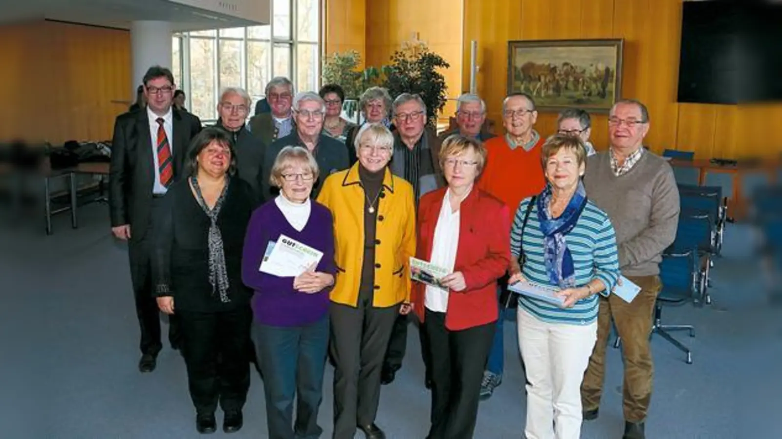Landrat Martin Bayerstorfer (li.) mit den Gewinnern vieler attraktiver Preise.	 (Foto: LRA)