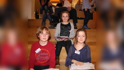 Katharina Hartmann (Mitte) setzte sich im Vorlesewettbewerb durch. Auf den Plätzen folgten Max Schneider und Johanna Haub. (Foto: VA)