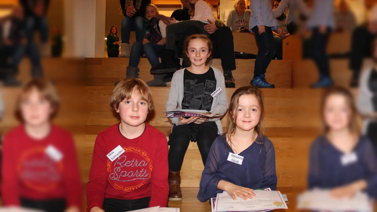 Katharina Hartmann (Mitte) setzte sich im Vorlesewettbewerb durch. Auf den Plätzen folgten Max Schneider und Johanna Haub. (Foto: VA)