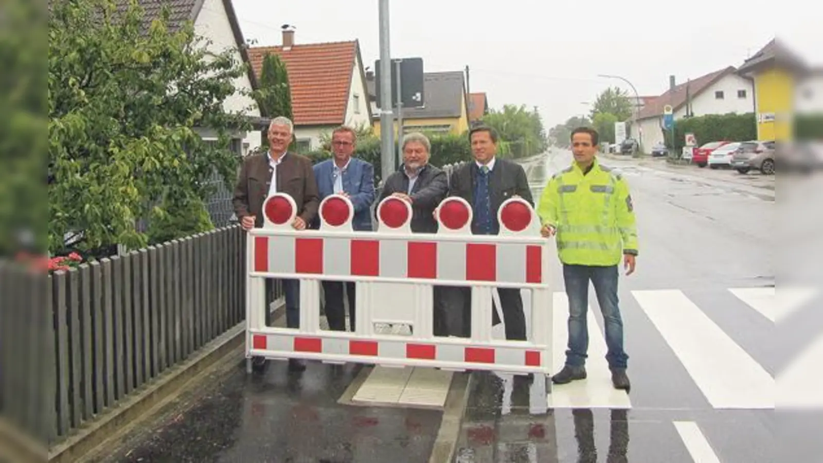 Harald Woellert (Leiter städtisches Tiefbauamt), Alois Pröll (Geschäftsführer Firma Strabit), Ingenieur Erich Seitz, Oberbürgermeister Max Gotz und Bauleiter Arnold Engl (von links) geben den Schutzstreifen für den Radverkehr frei.	 (Foto: Stadt Erding)