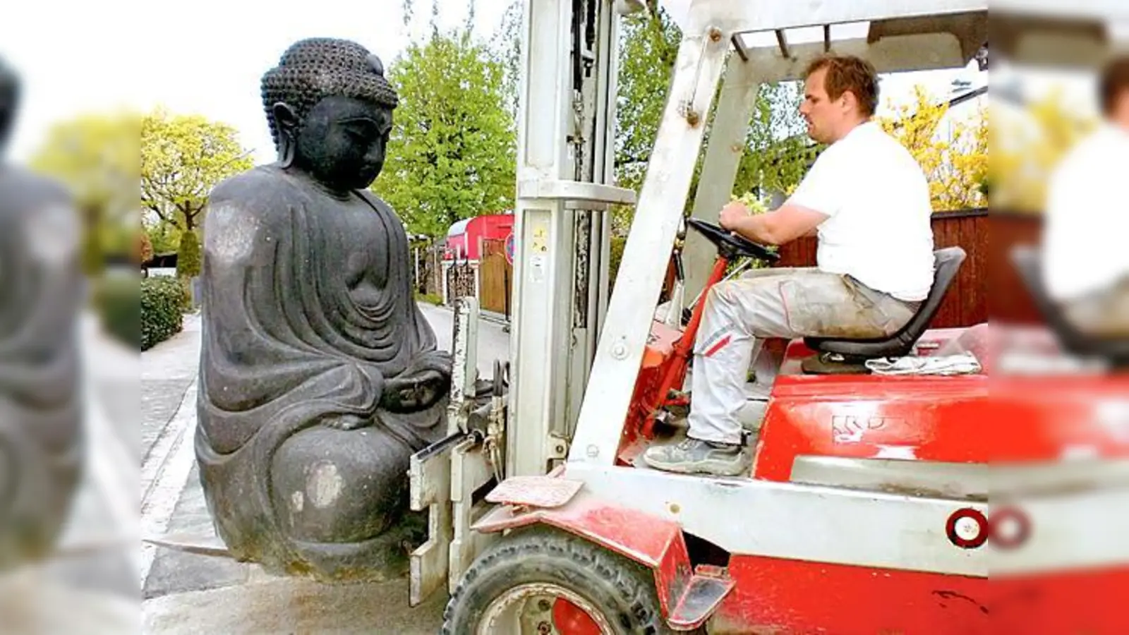 Sepp Emberger leistete mit seinem Gabelstapler  Milimeter-Arbeit.	 (Foto: Otto Hartl)