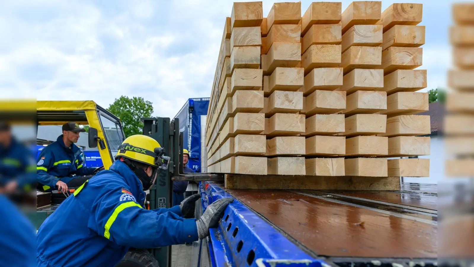 Für den Einsatz in Slowenien wurden Brückenteile mit einem Gewicht von rund 80 Tonnen verladen. (Foto: Bergauer Bernhard fotomedia24@gmx.de)