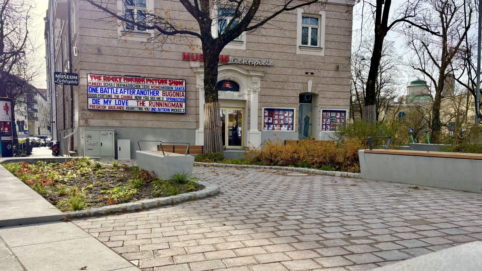 Mit Sitzbänken, Stauden und Gräsern: der fertig umgestaltete Platz vor den „Museum Lichtspielen“. (Foto: Baureferat)