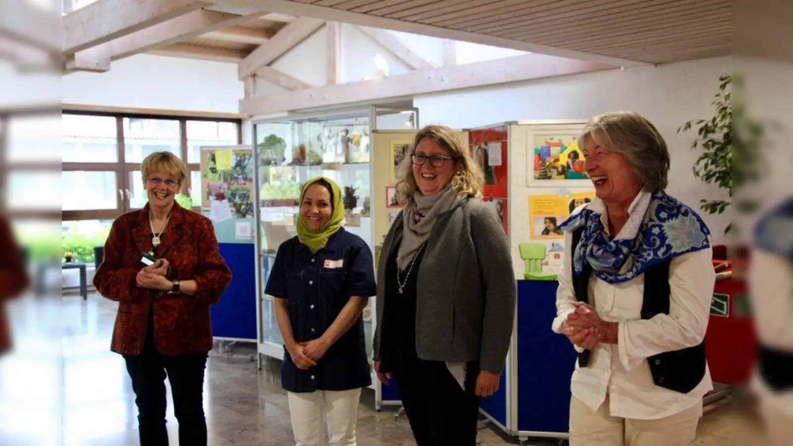 „Von uns gibt es viel zu erzählen.“ Karin Stauber, Gulsum Nawruzi, Leiterin Diana Sturzenhecker und Dagmar Riedel in der Mini-Ausstellung „Zusammen sind wir Heimat”. (Foto: us)