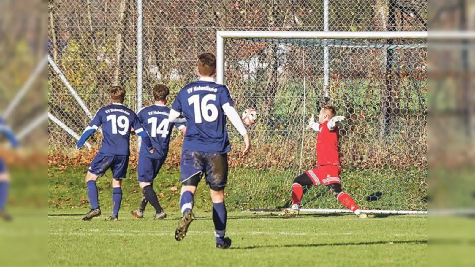 Acht Tore schoss der SV Hohenlinden im ersten Saisonspiel. Damit steht Florian Niederlechners Heimatverein nach dem 1. Spieltag an der Tabellenspitze.	 (Foto: Christian Riedel)