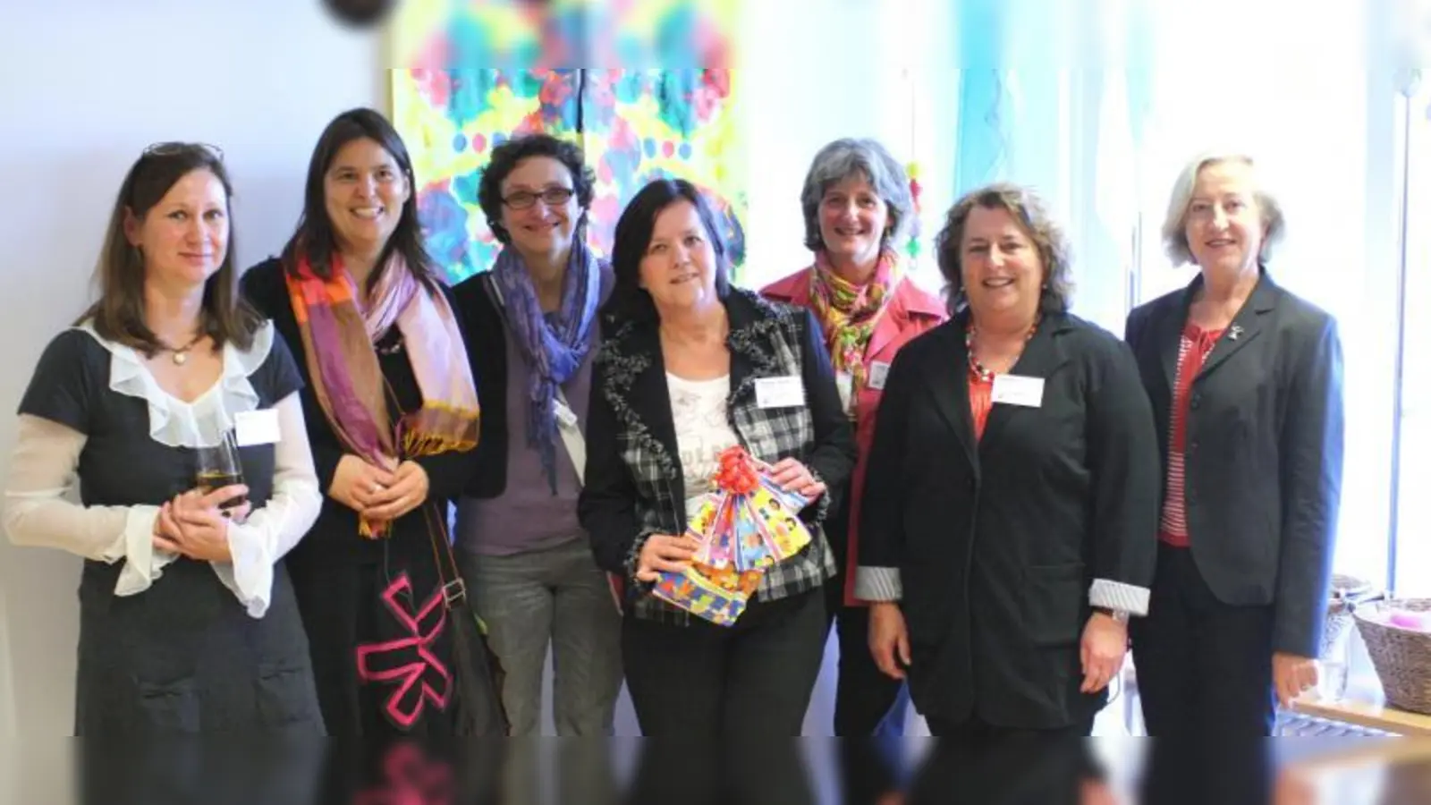 Margit Braun (Bereichsleiterin für Kindertagespflege in Familien im Stadtjugendamt), Dr. Susanne Hermann (Leiterin der Abteilung Kindertagesbetreuung im Sozialreferat), Stadträtin Beatrix Zurek, Erzieherin Hannelore Fassmann, Brigitte Stolz-Przibylla (Leitung Tageskindertreffs im Sozialreferat), Erzieherin Sylvia Weikl und Barbara Marc (BA 9) bei der offiziellen Eröffnung des Tageskindertreffs am Christoph-Rapparini-Bogen 3. (Foto: sb)