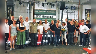 Der HvO Haimhausen feierte mit Bürgermeister Peter Felbermeier und dem BRK-Kreisvorsitzenden Bernhard Seidenath 25-jähriges Bestehen. 	 (Foto: privat)