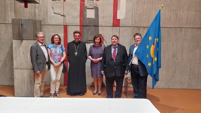Gedachten an Hitler-Gegner Fritz Ehrlich in der Europakapelle des Klosters St. Bonifaz: Johannes Kijas, Bernd Posselt, Stephanie Waldburg-Zeil, Abt Johannes Eckert, Hildegard und Ulf Broßmann. (Foto: Paneuropa)