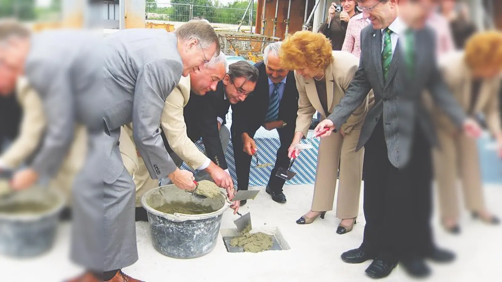 In den Grundstein für das neue HeideHaus kamen unter anderem Samen von Heidepflanzen, Pläne und ein Glückspfennig.  (Foto: Verein)