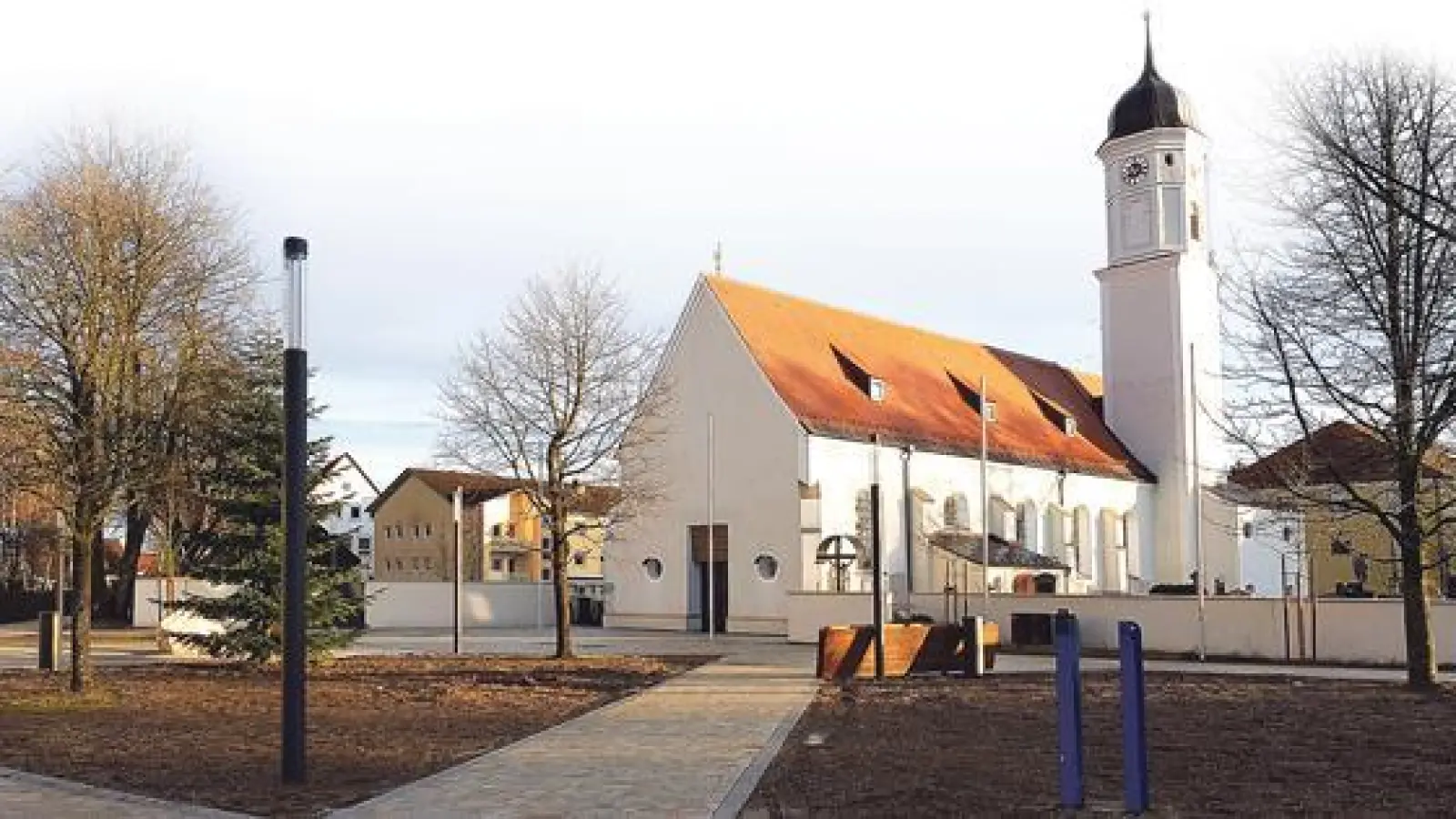 Noch fehlt das Grün, der Maibaum und die Bankerl. Aber auch so macht der neue Dorfplatz in Steinhöring schon einen gemütlichen Eindruck.	 (Foto: Stefan Dohl)
