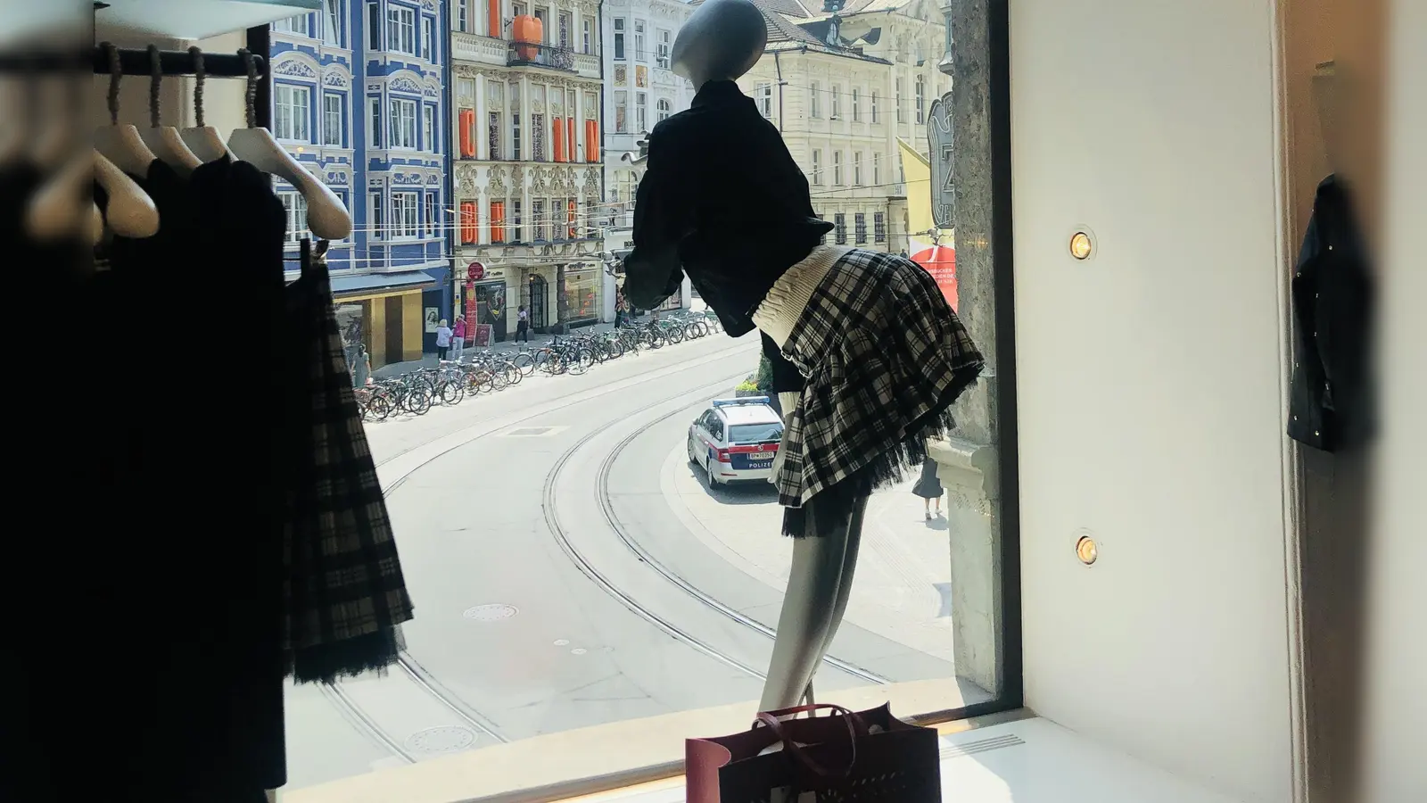 Auch Bekleidung zählt ab sofort wieder zum täglichen Bedarf. Hier gilt die 2G-Regel nicht mehr. (Foto: Heike Woschee)