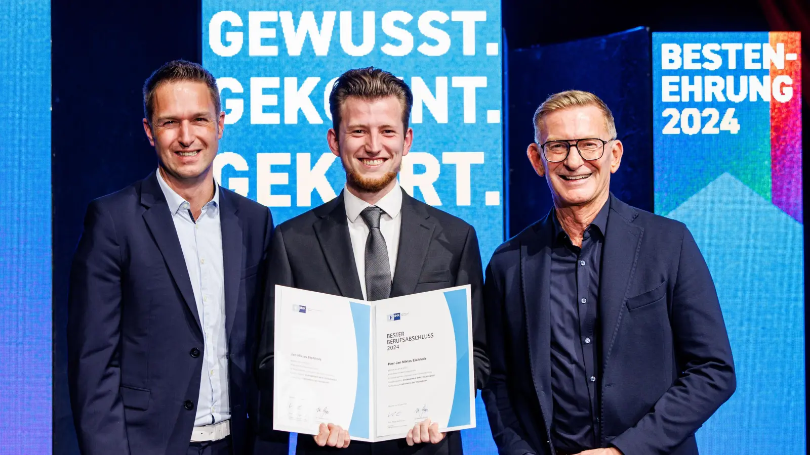 Spitzen-Azubi Jan Niklas Eichholz aus München (Mitte) mit Florian Schardt, IHK-Vizepräsident und Vorsitzender IHK-Regionalausschuss Landkreis München (links), und Hubert Schöffmann, IHK-Bereichsleiter Berufliche Bildung. (Foto: Matthias Balk/IHK für München und Oberbayern)