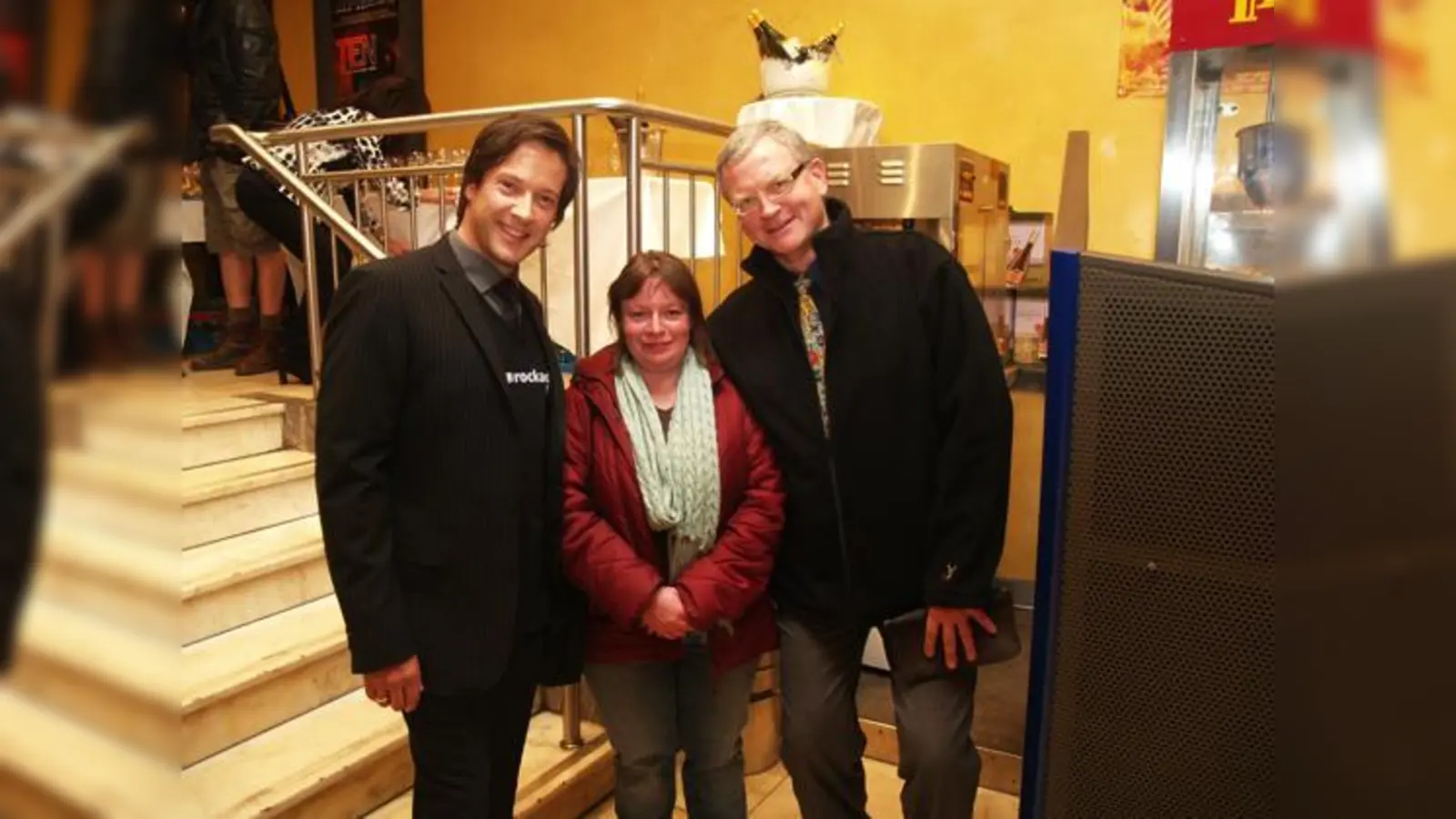 Gewinner Thomas Maurer (re.) und seine Ehefrau Gabriele durften bei der Filmpremiere von TEN  Sündige und du wirst erlöst Schauspieler und Produzent Christof Arnold kennenlernen. 	 (Foto: sh)