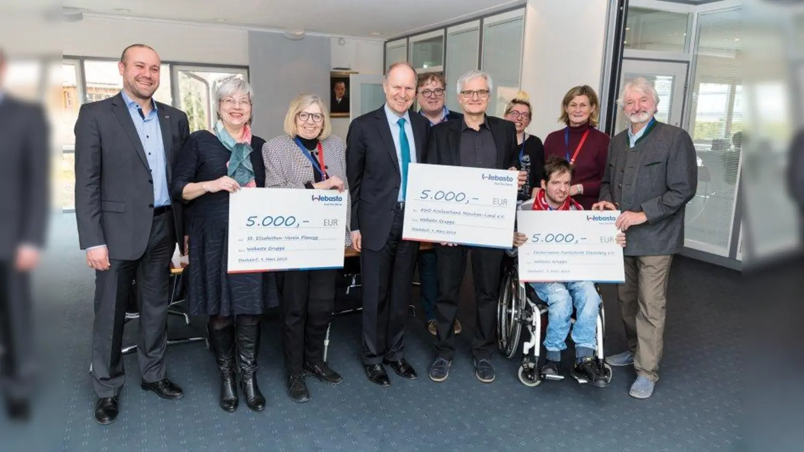 Freudige Spendenempfänger bei Webasto in Stockdorf (von links): René Landmann (Betriebsrat Webasto), Margarethe Hagemann und Ottilia Zöllner (St. Elisabethen-Verein), Dr. Holger Engelmann (Vorstandsvorsitzender Webasto), Stefan Wallner, Michael Germayer und Tanja Fees (AWO), Zsuzsanna Balazs, Simon und Peter von Quadt (FortSchritt Starnberg). (Foto: Webasto Group)