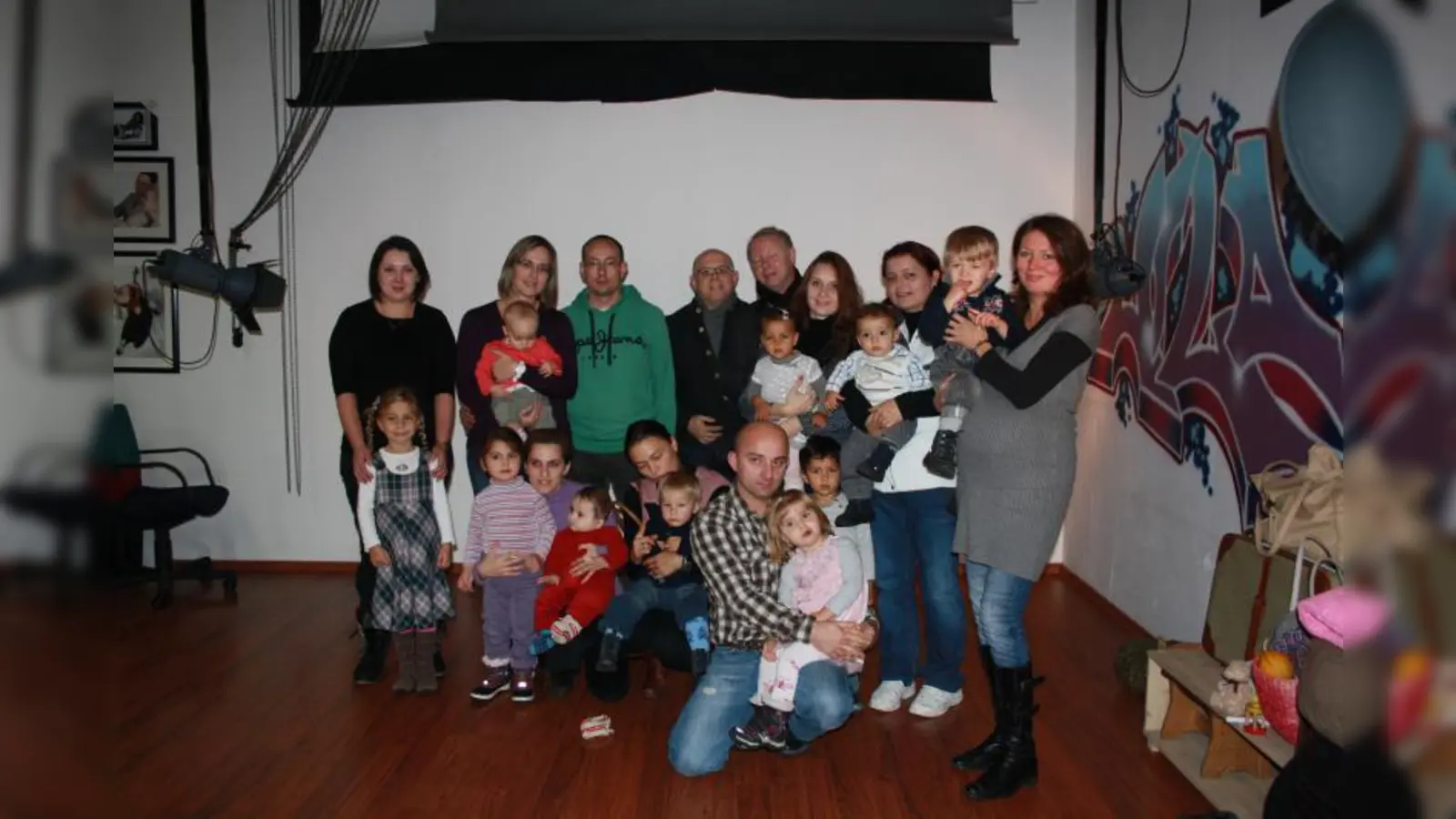 Siegerehrung mit den 10 glücklichen Gewinner-Familien sowie Werbe-Spiegel-Mitarbeiter Jürgen Kirner und Heidi-Foto-Inhaber Thomas Fladung. (Foto: vj)