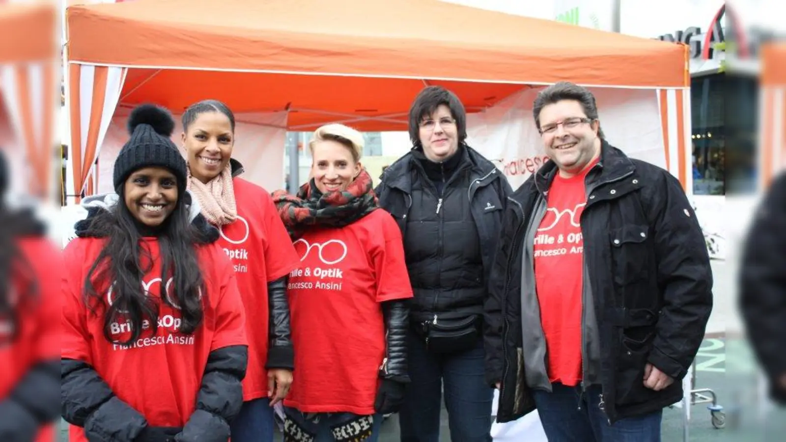 „Wir bieten Sehtests an und klären über die gefährlichkeit von LED-Licht auf.” Optiker Francesco und Michaela Ansini (r.) mit Mitarbeiterinnen am Aktionsstand vor den Pasing Arcaden. (Foto: US)