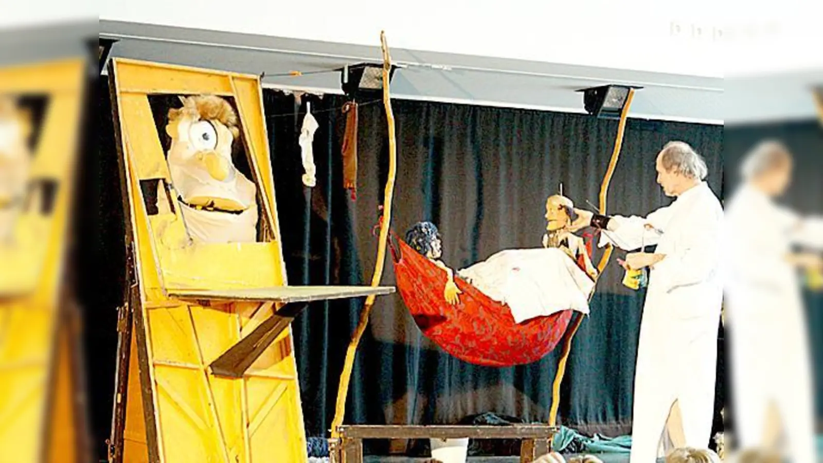 Mit seinem Puppentheater entführte Dieter Malzacher die 6. Klassen auf die Irrfahrten des Odysseus.	 (Foto: privat)