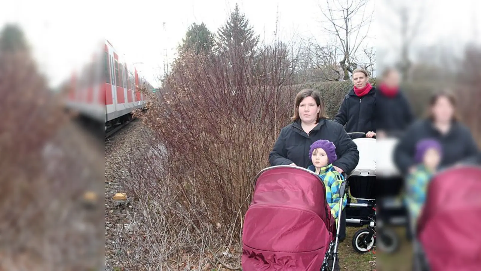 Die verbotene Abkürzung entlang der Gleise können Mütter mit Kinderwagen nicht wählen, weil sich am Ende des Trampelpfades unüberwindbare Stufen zum Bahnsteig befinden.  (Fotos: ws)