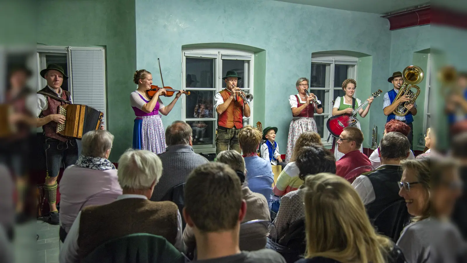 Die Musikfamilie Ernst aus Schwindkirchen gibt am Sonntag ein Konzert im Wasserschloss.  (Foto: Bodo Gsedl)