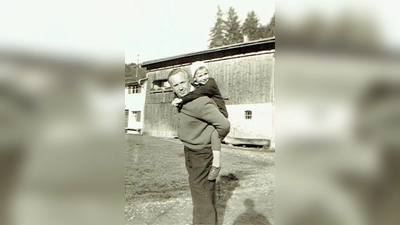 Walter Steffen  huckepack beim Vater. (Foto: privat)
