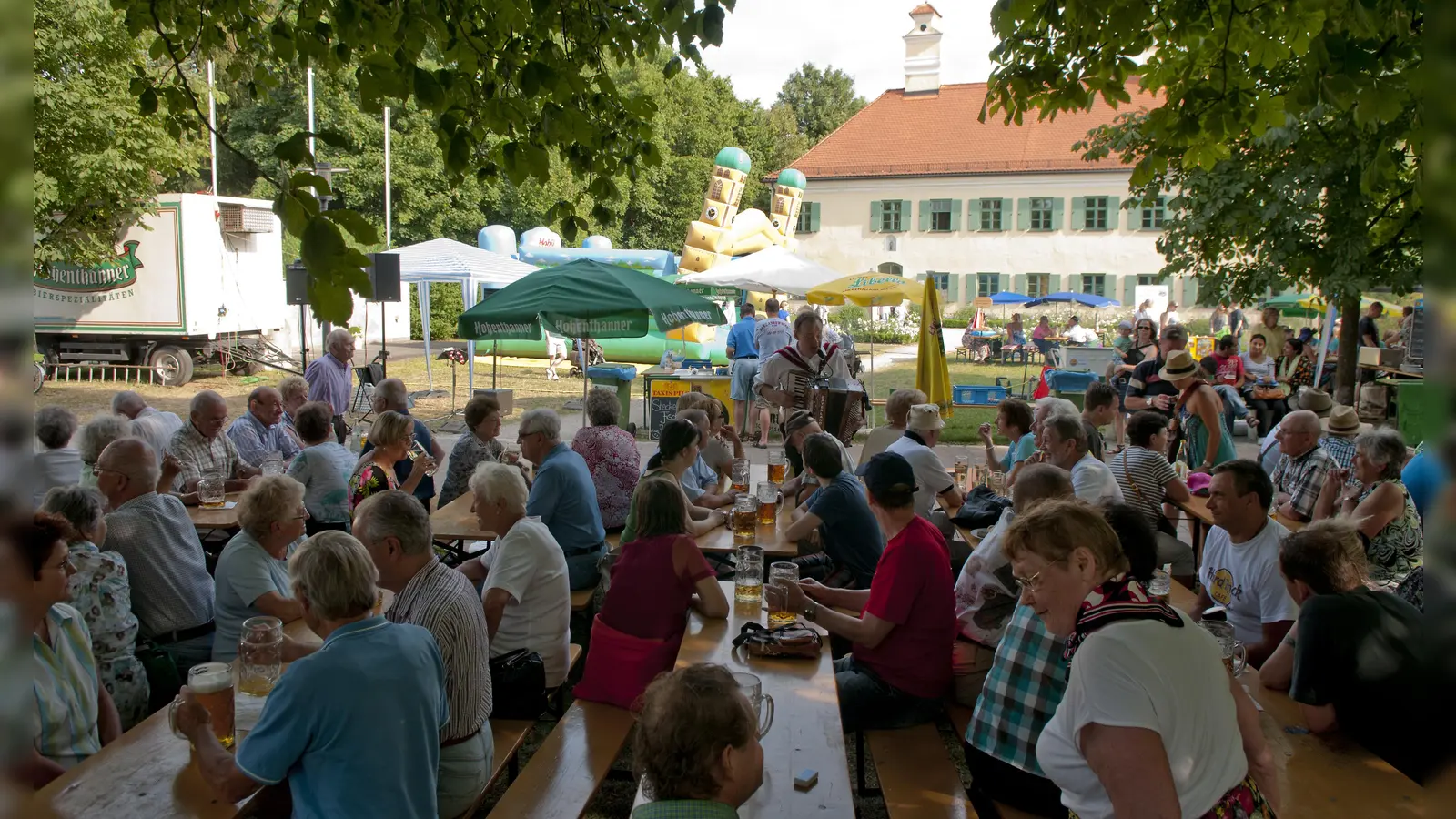 Gute Tradition: das Dorffest auf dem Moosacher St.-Martins-Platz. (Foto: Benjamin Hilbig)