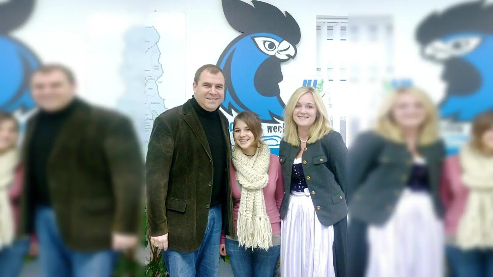 Florian Hahn MdB gratuliert Vanessa Limmer und Maria Mayr. Für die jungen Damen geht es im Spätsommer für ein Jahr in die USA (v. li.).	 (Foto: Privat)