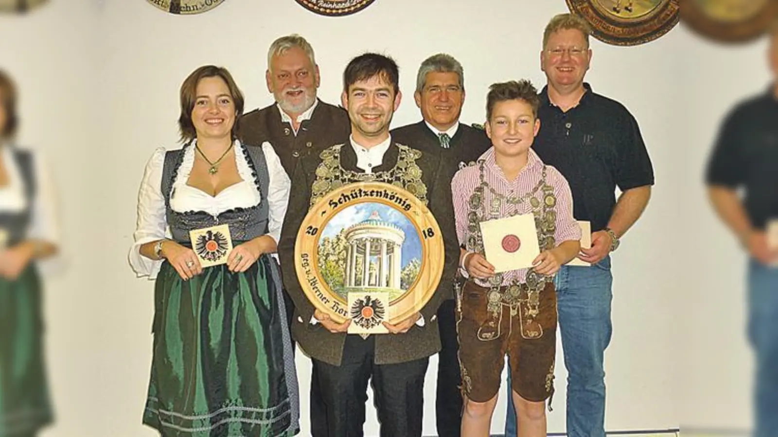 Martina Bojus Wurstkönigin LG, Thomas Kindl Brezenkönig LG, Bojus Michael König LG, Schützenmeister Werner Horn, Leo Kunzlmann (in Vertretung seines Bruders Luis Kunzlmann König LP), Markus Haberkorn Brezenkönig LP (v. l.).	 (Foto: VA)