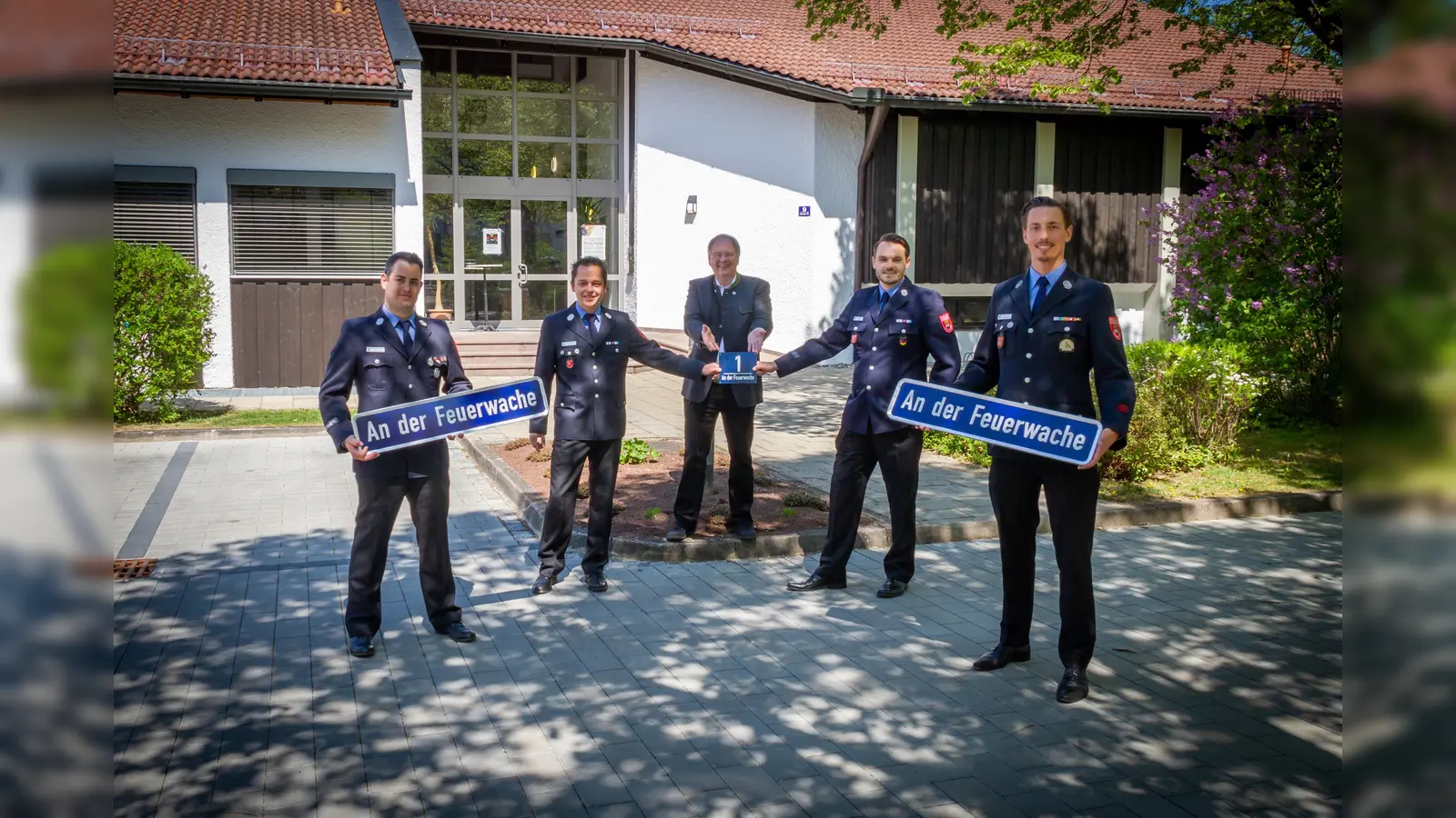 Bürgermeister Wolfgang Panzer gratulierte dem Vorstand der FFW Unterhaching zur Straßenumbenennung.  (Foto: Feuerwehr Unterhaching)