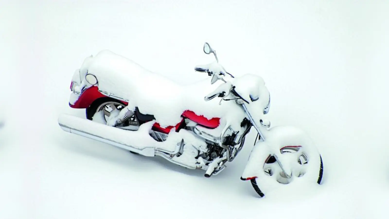 Motorräder auf dem Gehweg überwintern, ist verboten, warnt der ADAC. (Foto: Foto: fotolia/ Daniel Bujack)